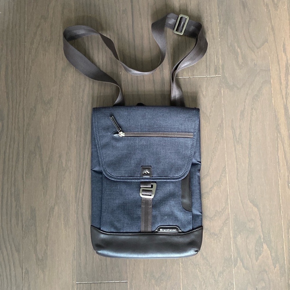 Brenthaven Collins Vertical Messenger Bag